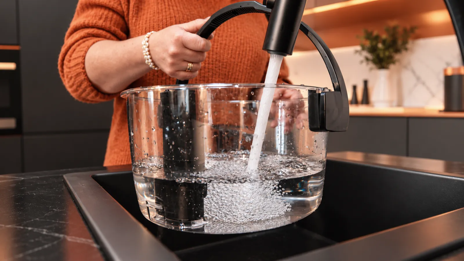 HYLA Wasserbehälter wird am Spülbecken mit Leitungswasser befüllt