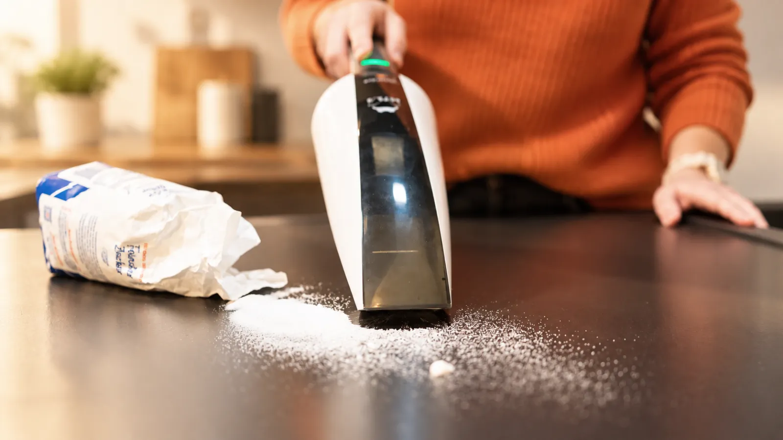 HYLA Rapida Handsauger saugt verschütteten Zucker von der Arbeitsplatte